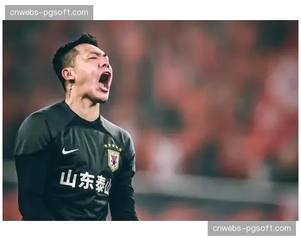 特写:赛后谢场,山东泰山外援克雷桑将球衣送给小球迷 特写:赛后谢场,山东泰山外援克雷桑将球衣送给小球迷