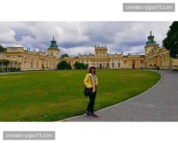 欧冠奖杯开启东欧巡展,首站抵达波兰华沙 欧冠奖杯开启东欧巡展,首站抵达波兰华沙